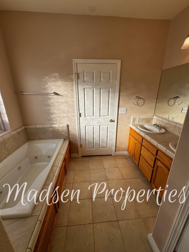 Building Photo - 121 Hart Ln