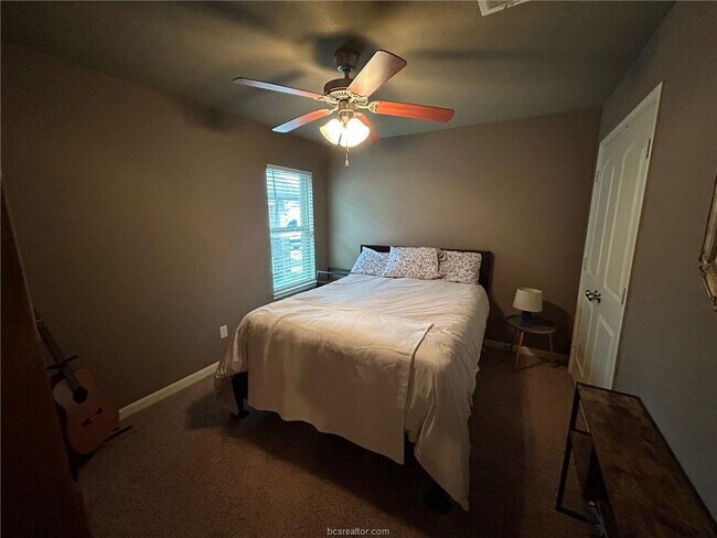 Building Photo - 2824 Silver Oak Dr