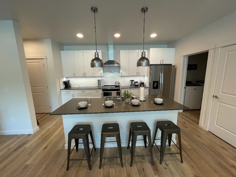 Building Photo - 2221 Willow Dr