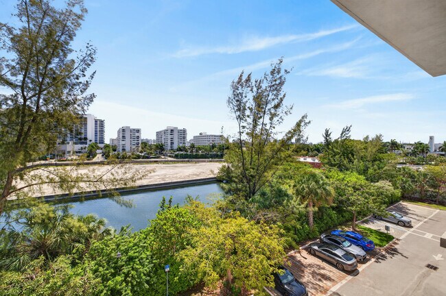 Building Photo - 1044 NE 18th Ave