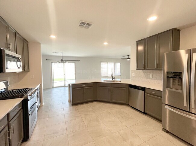 Building Photo - 8010 S Golden Bell Dr