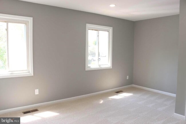 Building Photo - 1029 Kings Ct