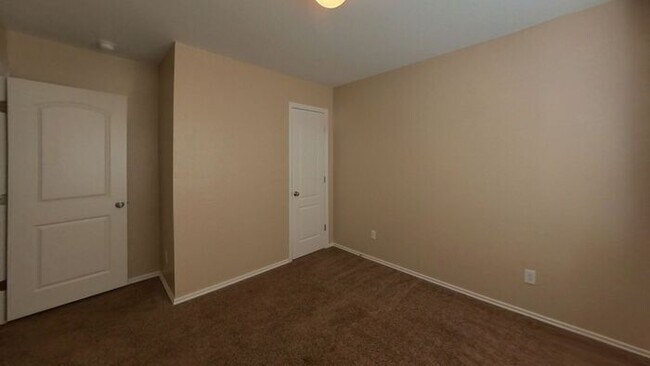Building Photo - Yukon 4 Bed