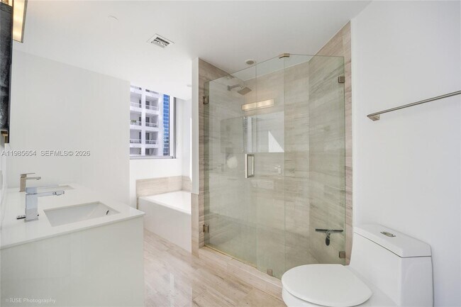 Building Photo - 1300 Brickell Bay Dr