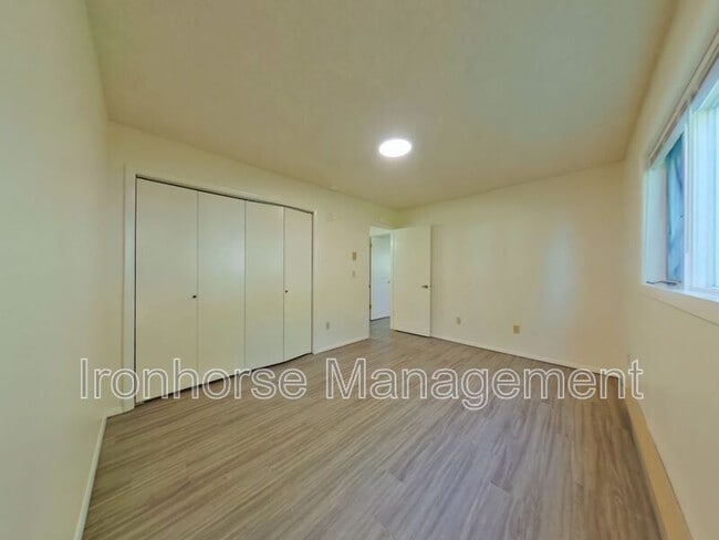 Building Photo - 811 W Villard St