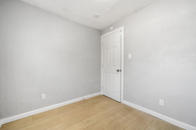 Building Photo - 2034 Eastlake Ave