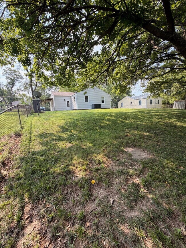 Building Photo - Charming 3-Bedroom  1-bath Kansas City Home with Beautiful Hardwood Floors!