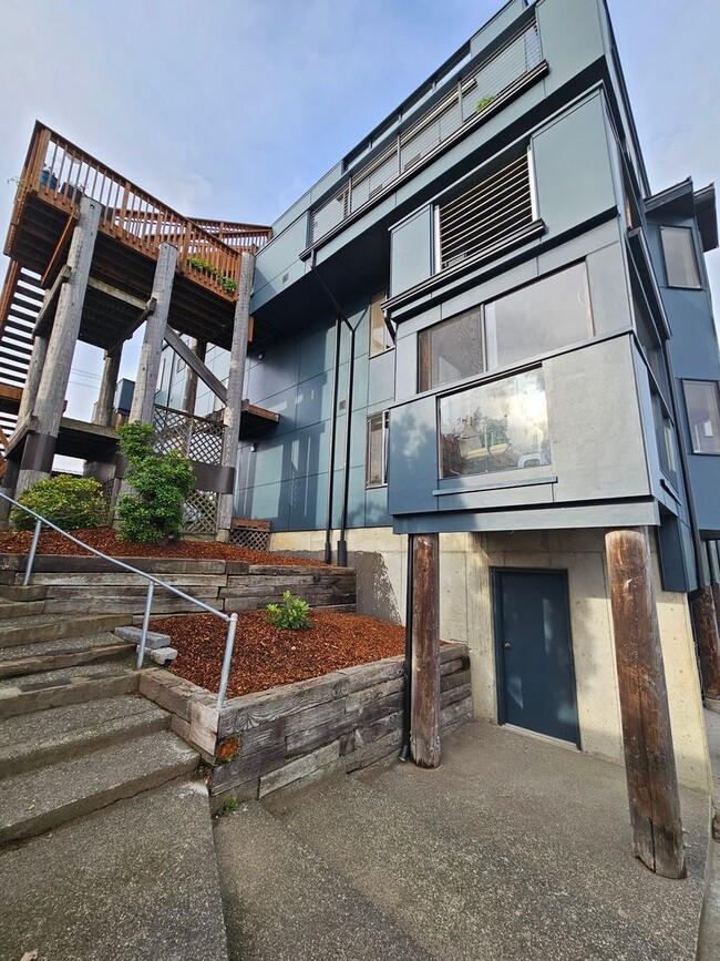 Building Photo - Available Water View Condo-226 W 2nd St AP...