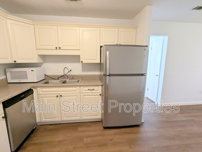 Building Photo - 3202 Redwood Ln