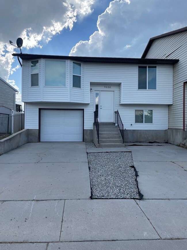 Building Photo - 3 bedroom, 1 bath unit. Newly Remodeled.