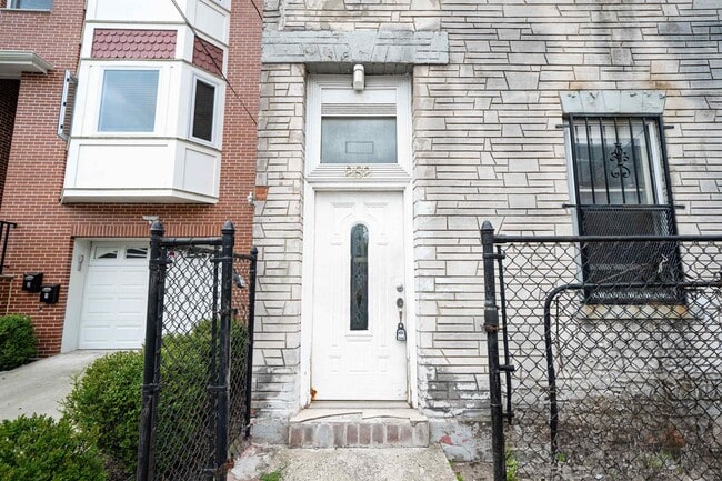 Building Photo - 282 Whiton St