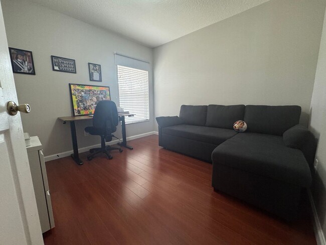 Building Photo - 4/2 in Gated Community near Tuskawilla Rd ~ Tile and Laminate Floors ~ Screened Patio ~  Communit...