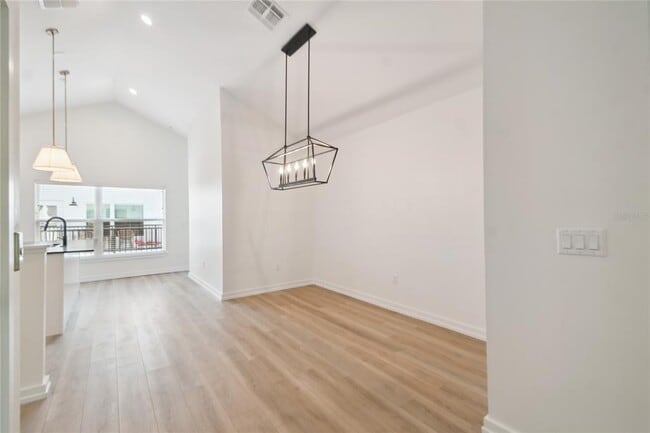 Building Photo - 1602 Park Lake St