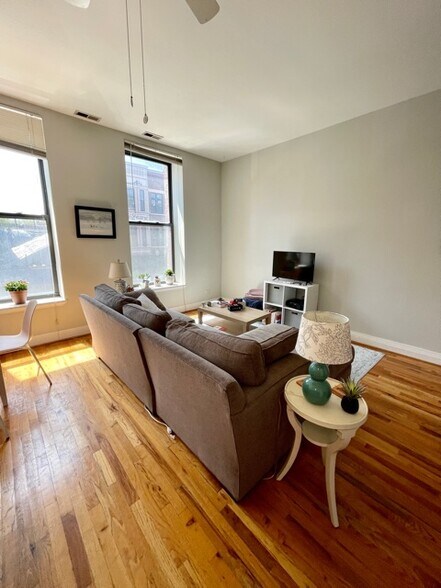 Building Photo - 1459 N Milwaukee Ave