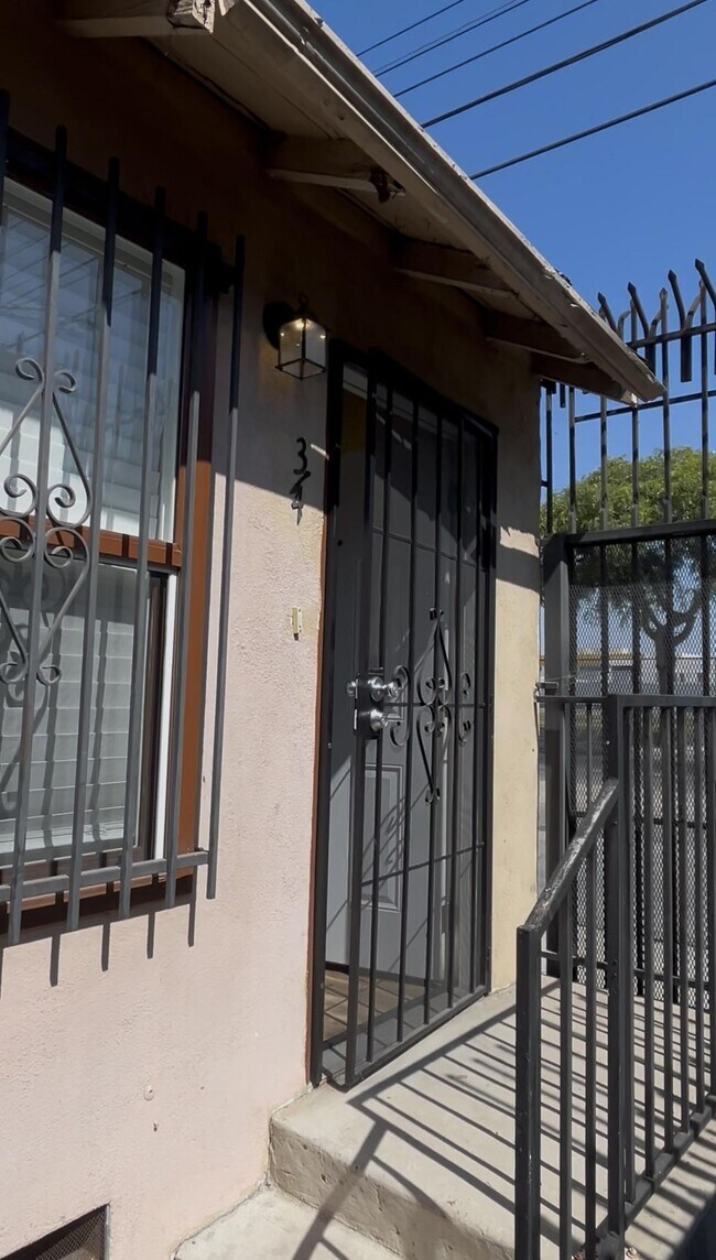 Building Photo - 1201 E 64th St