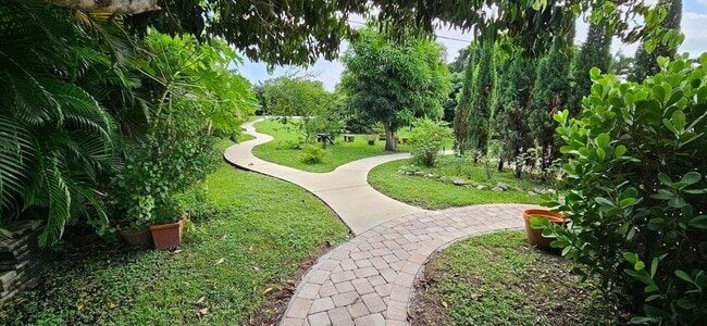 Building Photo - 1257 SE Airoso Blvd