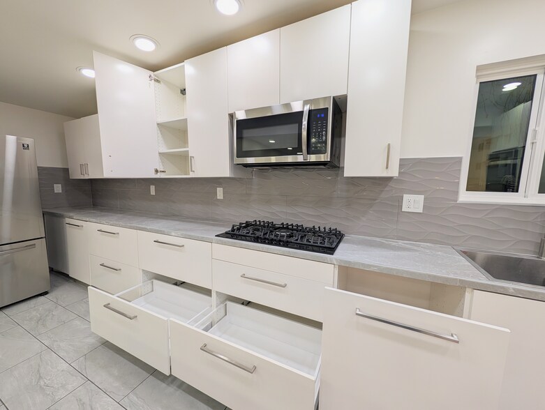 Building Photo - 18700 Collins St