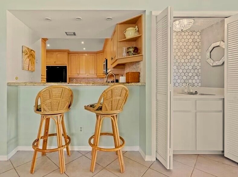 Breakfast Bar and Wet Bar - 166 SE Saint Lucie Blvd