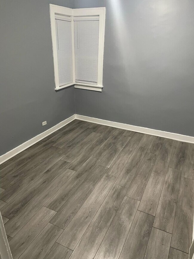 Building Photo - Section 8 Welcomed Large 2 Bedroom