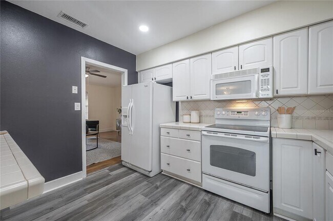 Building Photo - 1211 E Park Cir