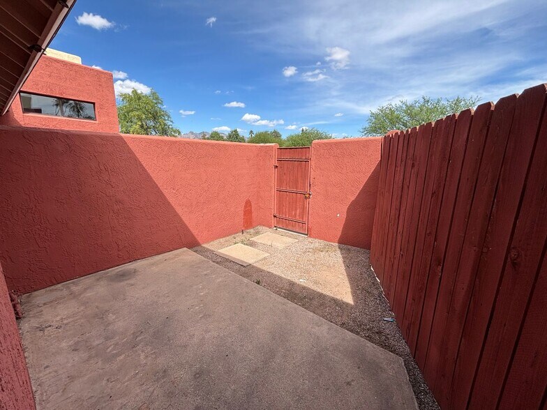 Building Photo - 1 E Navajo Rd