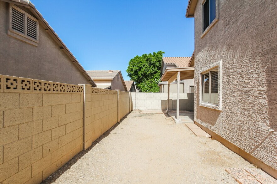 Building Photo - 8802 E University Dr