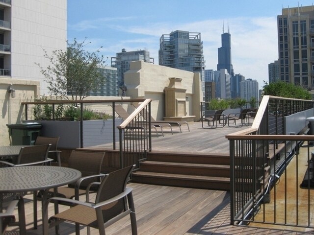 Building Photo - 758 N Larrabee St