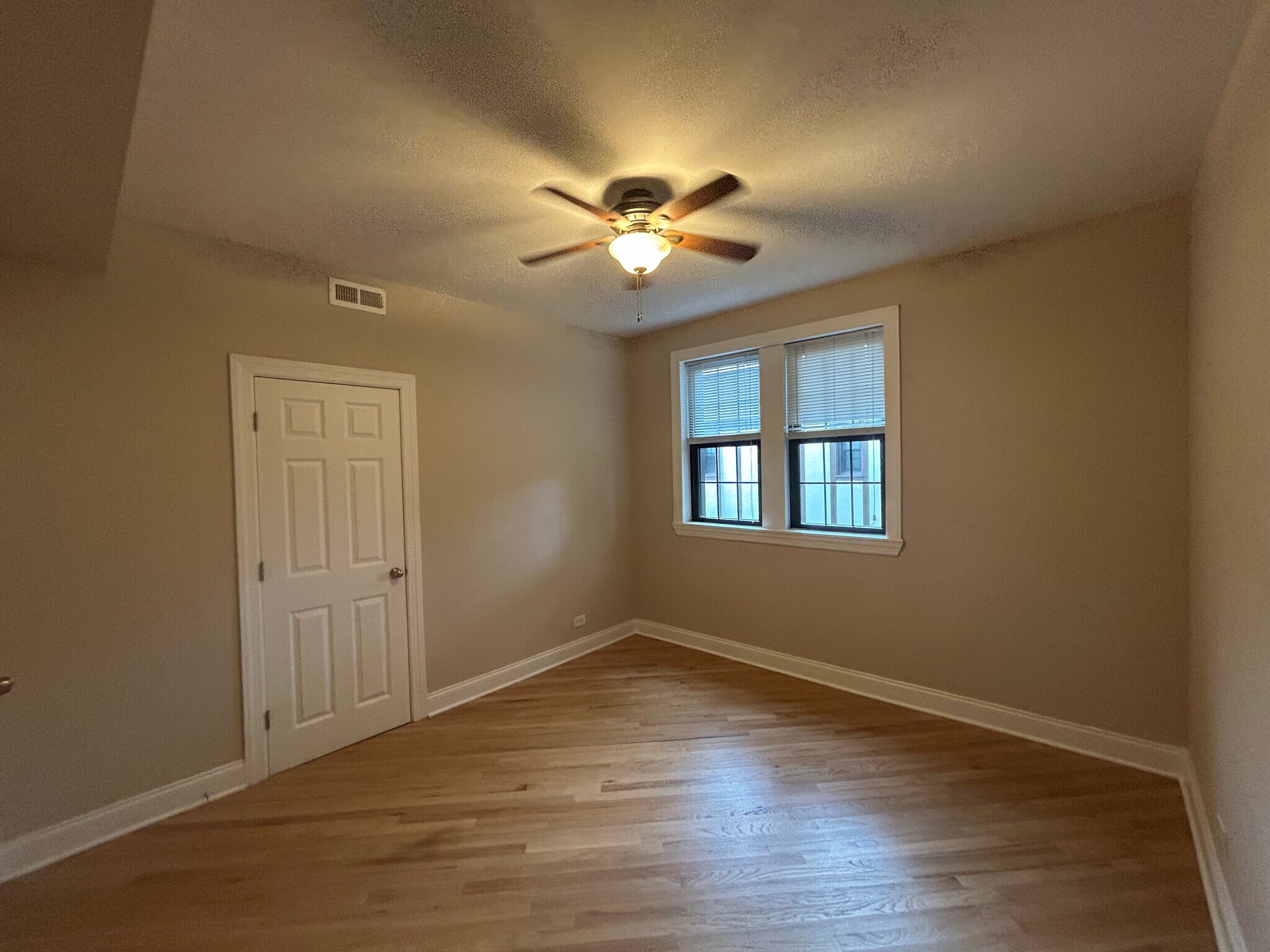 Building Photo - 894 Green Bay Rd