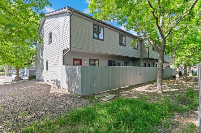 Building Photo - Contemporary Comfort Meets Convenience in ...