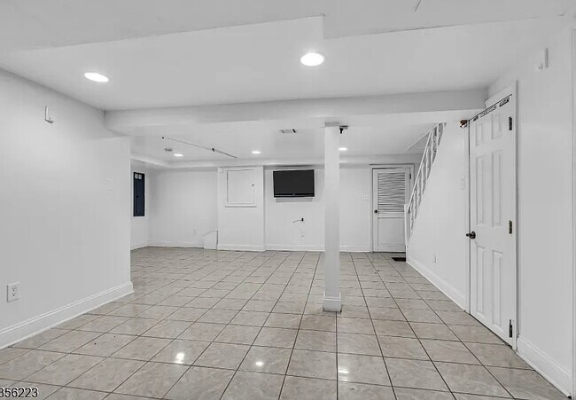 Building Photo - 548 Birchwood Rd