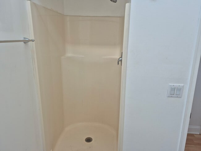 Building Photo - 807 Sarah St