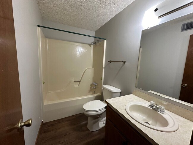 Building Photo - Introducing a charming 3-bedroom, 2-bathroom home located in Russellville, AR