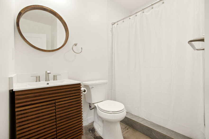 Modern Shower - 23046 Saticoy St