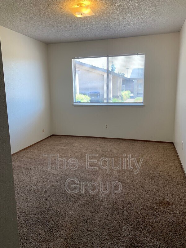 Building Photo - 2532 W Hemlock Ct