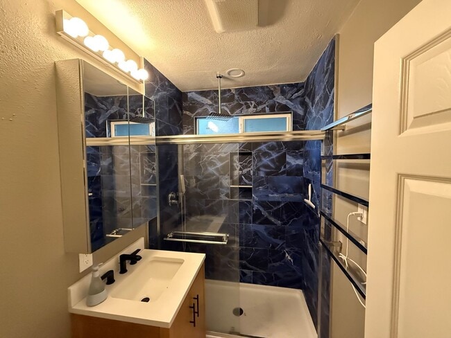 Building Photo - 216 11th St