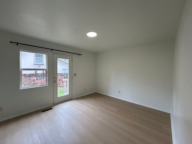 Building Photo - 400 E 4 plex