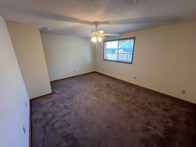 Building Photo - Well Maintained Three Bedroom Home in South Salem with Fenced Backyard