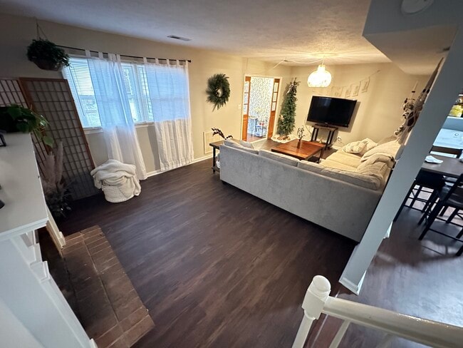 Building Photo - 137 Holmes Cir