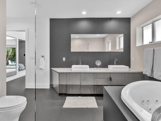 Building Photo - 1640 NE 43rd St