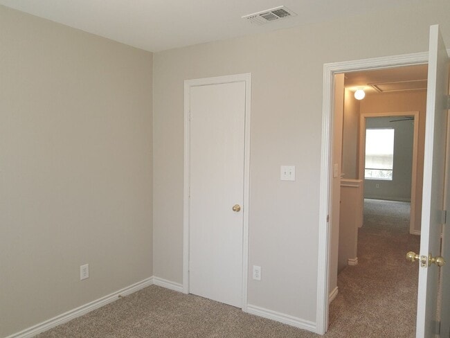 Building Photo - Garden at Summit * 3 Bedroom Townhome w/small backyard and 1-car direct access garage