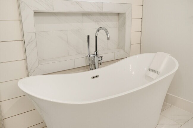 Building Photo - Modern Preston Hollow-Area Home with Resort-Style Services