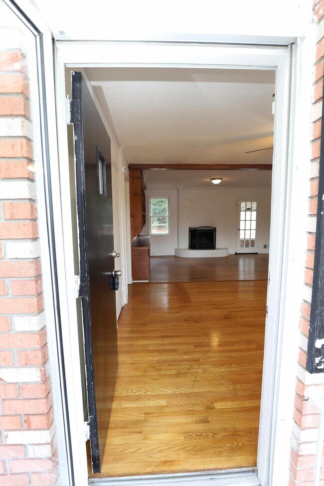 Building Photo - 1912 Dominion Dr