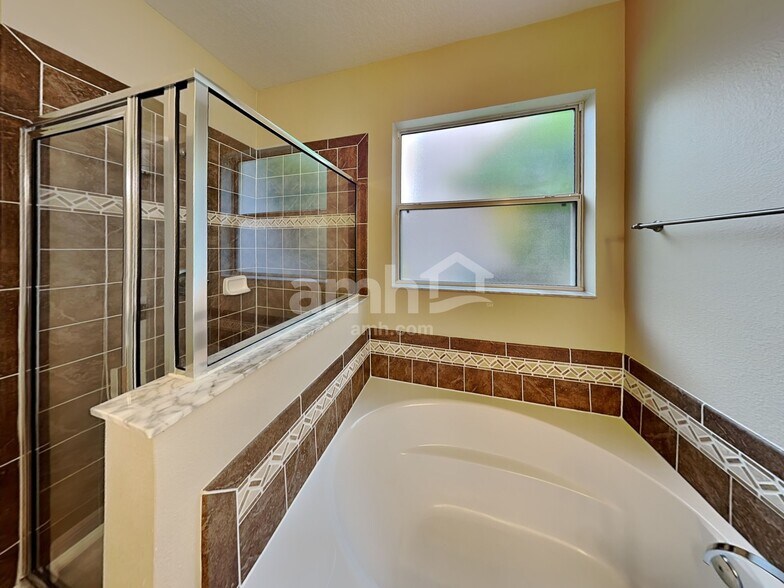 Building Photo - 1900 Strathmore Cir