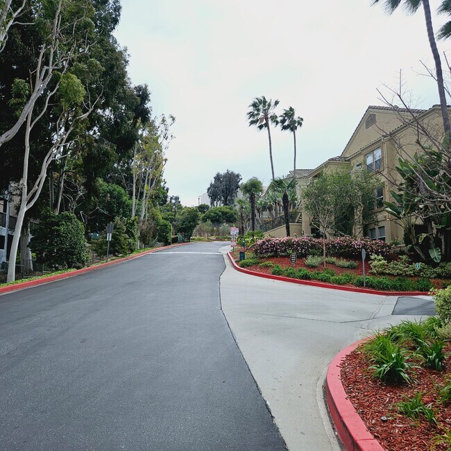 Clean and Quiet - 3448 Hathaway Ave