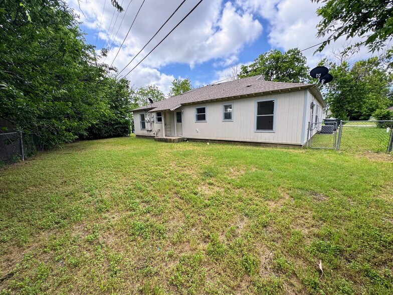 Building Photo - 2723-2725 Terrace Dr