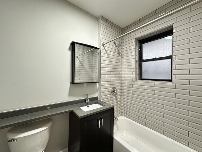 Building Photo - 4422 N Wolcott Ave