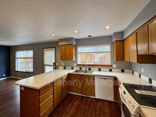 Building Photo - 741 SE Camellia Ct