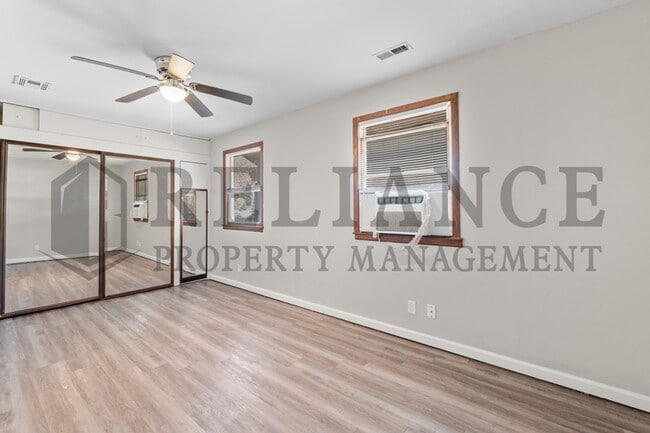 Building Photo - 4557 S Oak Ave