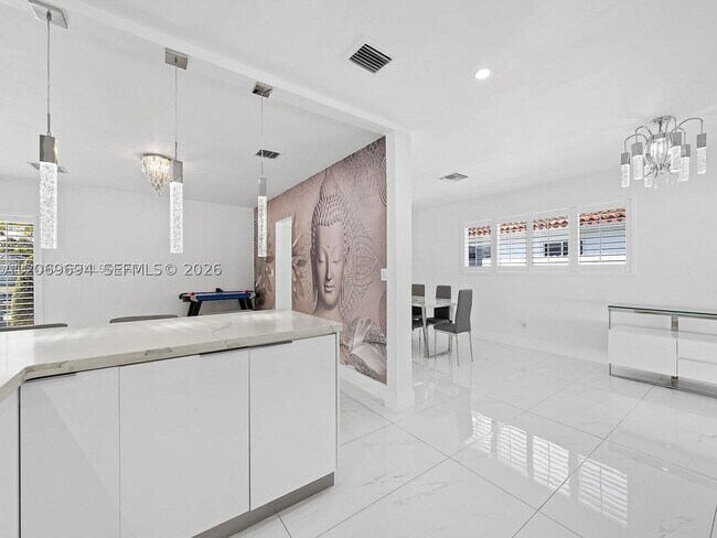 Building Photo - 6951 Miami Lakeway S