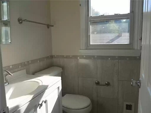 full bath - 1165 Whitney Rd E